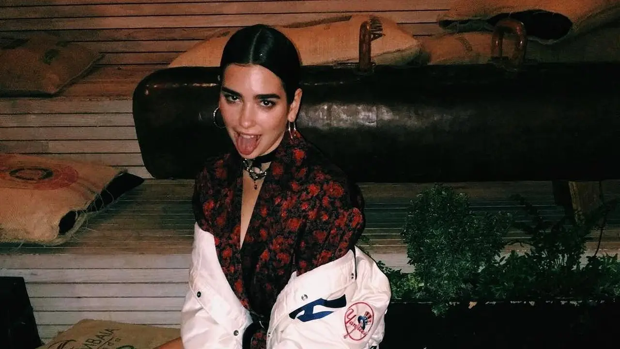 [Bintang] Sering Menjulurkan Lidah, 3 Makeup Andalan Dua Lipa Ini Super Edgy!