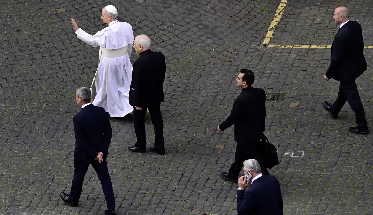 Misa Pelantikan Paus Leo XIV dijadwalkan akan berlangsung pada Minggu 18 Mei 2025 pukul 10.00 waktu setempat di Lapangan Santo Petrus, Vatikan. (Tiziana FABI/AFP)