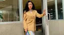 Kesan feminin bisa kamu dapatkan dengan mengenakan blazer warna kuning bersama dress warna pastel. (Instagram/Rachel Vennya).