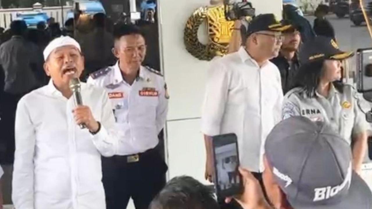 Gubernur Jabar Serahkan Kompensasi Sopir Angkot Puncak, Upaya Atasi Kemacetan Lebaran