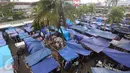 Sejumlah tenda didirikan para pedagang untuk berjualan di area parkir Pasar Senen, Jakarta, Rabu (8/2). Belum tersedianya tempat penampungan sementara membuat para pedagang terpaksa mendirikan tenda lapak. (Liputan6.com/Immanuel Antonius)