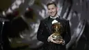 Lionel Messi berhasil menyabet gelar Ballon d'Or 2021 yang berlangsung di Thetre du Chatelet, Paris, Selasa (30/11/2021). Gelar tersebut merupakan penghargaan yang ke-7 Messi sebagai pemain terbaik dunia dari majalah olahraga Prancis, France Football. (AP/Christophe Ena)