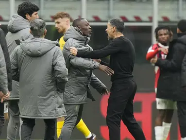 Pelatih AC Milan, Sergio Conceicao bersitegang dengan kapten Davide Calabria (ketiga kiri) setelah laga lanjutan Liga Italia 2024/2025 melawan Parma di San Siro, Milan, Italia, Senin (27/01/2025) dini hari WIB. (AP Photo/Luca Bruno)
