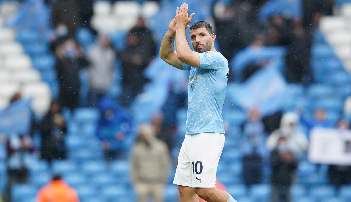 Striker Manchester City, Sergio Aguero, memberikan aplaus kepada suporter saat melawan Everton pada laga Liga Inggris di Stadion Etihad, Minggu (24/5/2021). City menang dengan skor 5-0. (Dave Thompson/Pool/AFP)