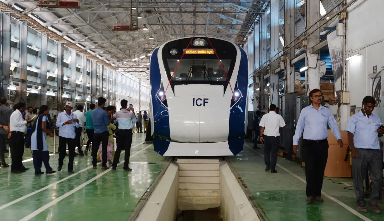 Para pekerja India melakukan pengecekan terakhir kereta tanpa awak bernama Train 18 yang diproduksi di Integral Coach Factory (ICF), Chennai, Senin (29/10). Train 18 menjalani uji coba menyusuri trek yang dibuat khusus untuk kereta itu. (ARUN SANKAR/AFP)