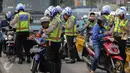 Sejumlah pemotor terkena razia sterilisasi jalur Transjakarta di Jalan Buncit Raya, Mampang, Jakarta, Jumat (25/9/2015). Setiap harinya banyak pemotor yang nekat memasuki lajur busway yang semestinya steril. (Liputan6.com/Faizal Fanani)