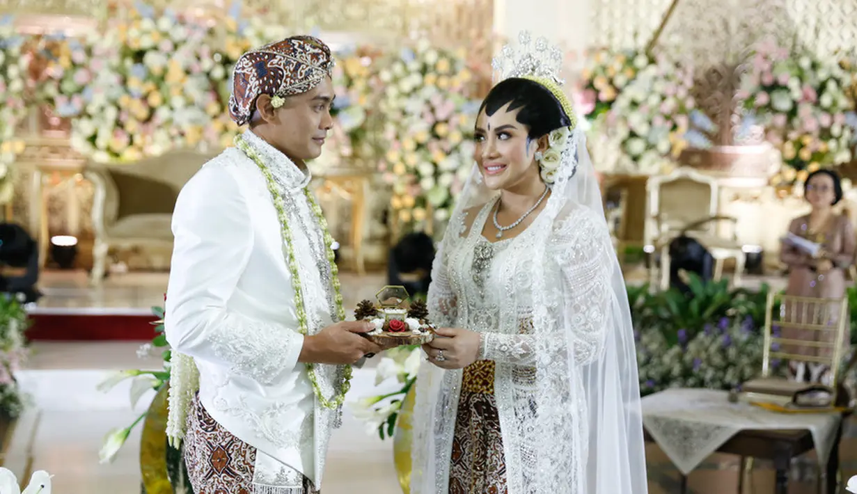 Shinta mengaku, bahwa uang sesuai tanggal pernikahan tersebut karena permintaannya. "Kenapa uang itu? Itu sesuai tanggal nikah. Kalau logam mulia, itu buat tabungan pertama awal berumah tangga. Nafkah awal," kata Shinta Bachir.  [Foto: KapanLagi.com/Bayu Herdianto]
