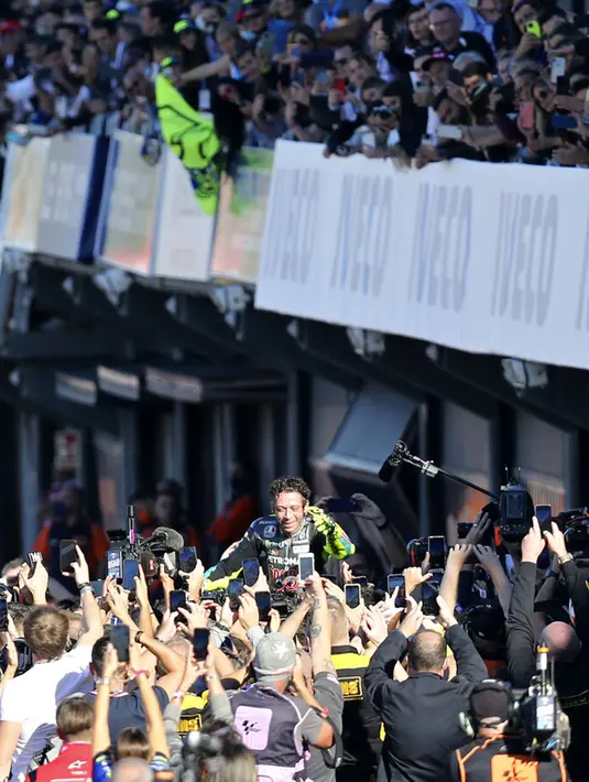 Pembalap MotoGP Valentino Rossi melambaikan tangan pada akhir balapan MotoGP Valencia 2021 di Sirkuit Ricardo Tormo, Cheste, Spanyol, 14 November 2021. Valentino Rossi terdongrak dua posisi ke urutan 18 pada klasemen MotoGP musim ini. (AP Photo/Alberto Saiz)