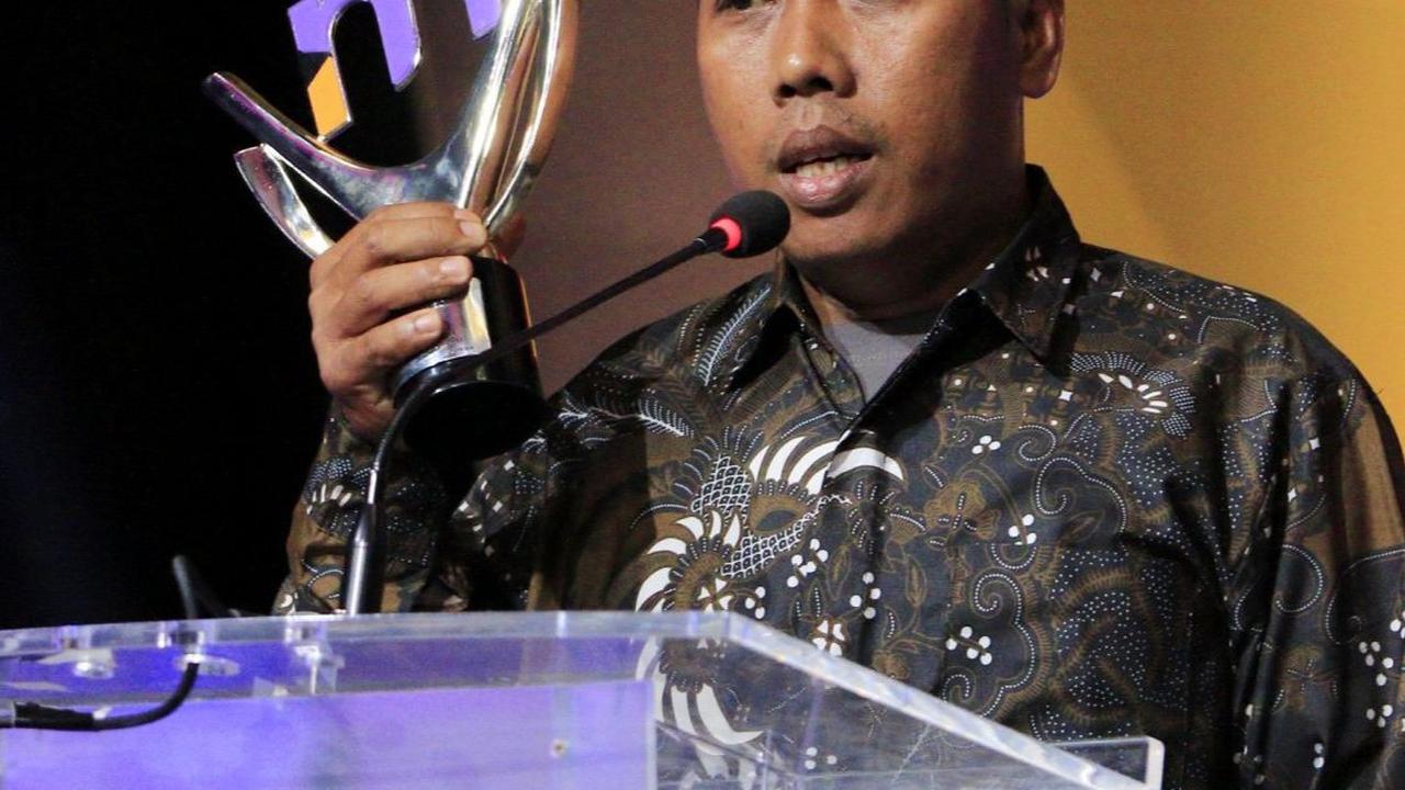 Para murid sengaja diajarkan membuat sapu ijuk, agar mereka bisa membeli keperluan sekolah dan membantu ekonomi keluarganya.