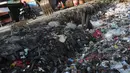 Sampah berserakan di sekitar pintu air Kali Item, Kemayoran, Jakarta, Selasa (2/10). Tidak tersedianya tempat pembuangan menyebabkan warga membuang sampah di lokasi tersebut sehingga menimbulkan bau tidak sedap. (Liputan6.com/Immanuel Antonius)