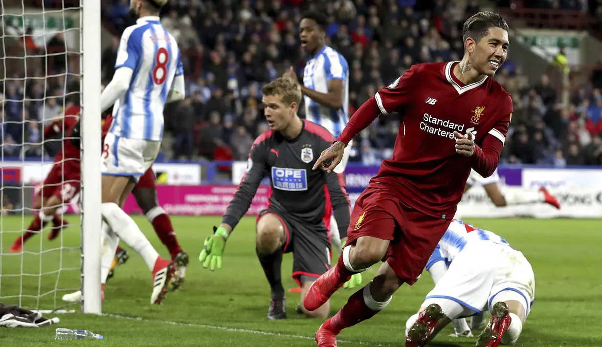 Pemain Liverpool, Roberto Firmino merayakan golnya ke gawang Huddersfield Town pada lanjutan Premier League di John Smith's Stadium, Huddersfield, (30/1/2018). Liverpool menang 3-0. (Martin Rickett/PA via AP)