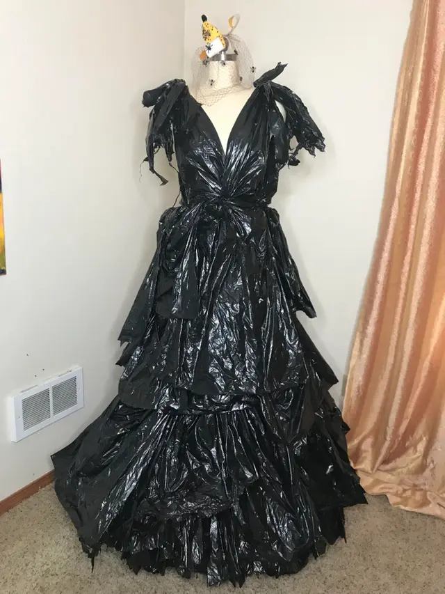 9 Potret Baju Unik Terbuat dari Bahan Tak Biasa, Tetap Tampil Elegan di Berbagai Momen