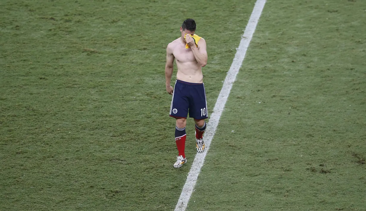 James Rodriguez tidak bisa menyembunyikan kekecewaan dirinya setelah gagal membawa negaranya melangkah lebih jauh di Brasil, Jumat (4/7/14). (REUTERS/Leonhard Foeger)