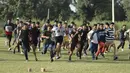 Pemuda India menjalani pelatihan fisik di desa Jhiri dekat perbatasan India Pakistan, pinggiran Jammu, India, Rabu (6/10/2021). Latihan ini agar para pemuda dapat masuk ke pasukan Pertahanan dengan keterampilan fisik dan mental. (AP Photo/Channi Anand)