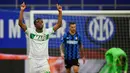 Pemain Sassuolo, Hamed Traore, melakukan selebrasi usai mencetak gol ke gawang Inter Milan pada laga Liga Italia di Stadion Giuseppe Meazza, Rabu (7/4/2021). Inter Milan menang dengan skor 2-1. (AFP/Isabella Bonotto)