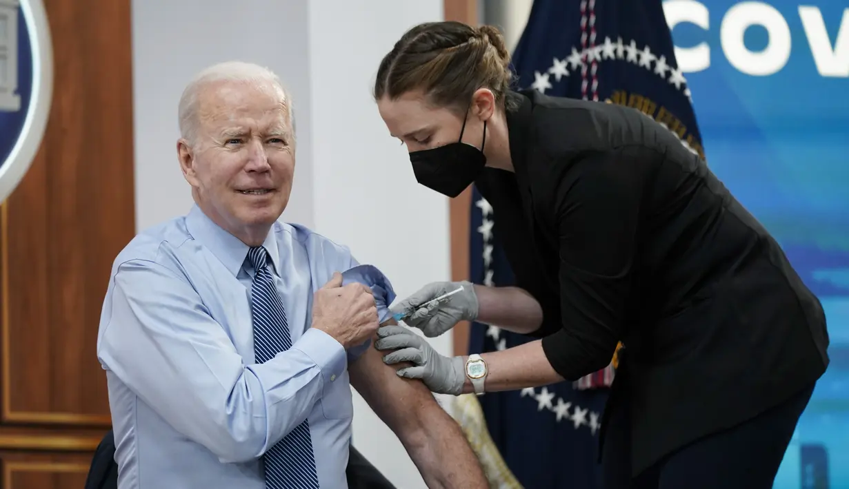 Presiden Joe Biden menerima suntikan dosis keempat vaksin COVID-19 Pfizer/BioNTech keduanya di South Court Auditorium di Gedung Putih, Rabu (30/3/2022). AS pada Selasa mengizinkan mereka yang berusia di atas 50 tahun dan kondisi rentan bisa menerima booster kedua. (AP Photo/Patrick Semansky)