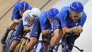 <p>Tim balap sepeda Italia berkompetisi pada babak kualifikasi nomor team pursuit putra UCI Track Nation Cup 2023 yang berlangsung di Jakarta International Velodrome, Rawamangun, Jakarta, Kamis (23/2/2023). (Bola.com/Bagaskara Lazuardi)</p>