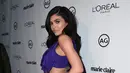 Busana unik bernuansa ungu yang dikenakan Kylie Jenner tampak terbuka dibagian paha dan perutnya saat tiba di acara Marie Claire's Image Maker Awards 2017, California (10/1). (AP PHOTO/ Jordan Strauss)