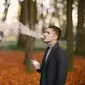 Pria pengguna rokok elektrik atau vape (Freepik/prostooleh)
