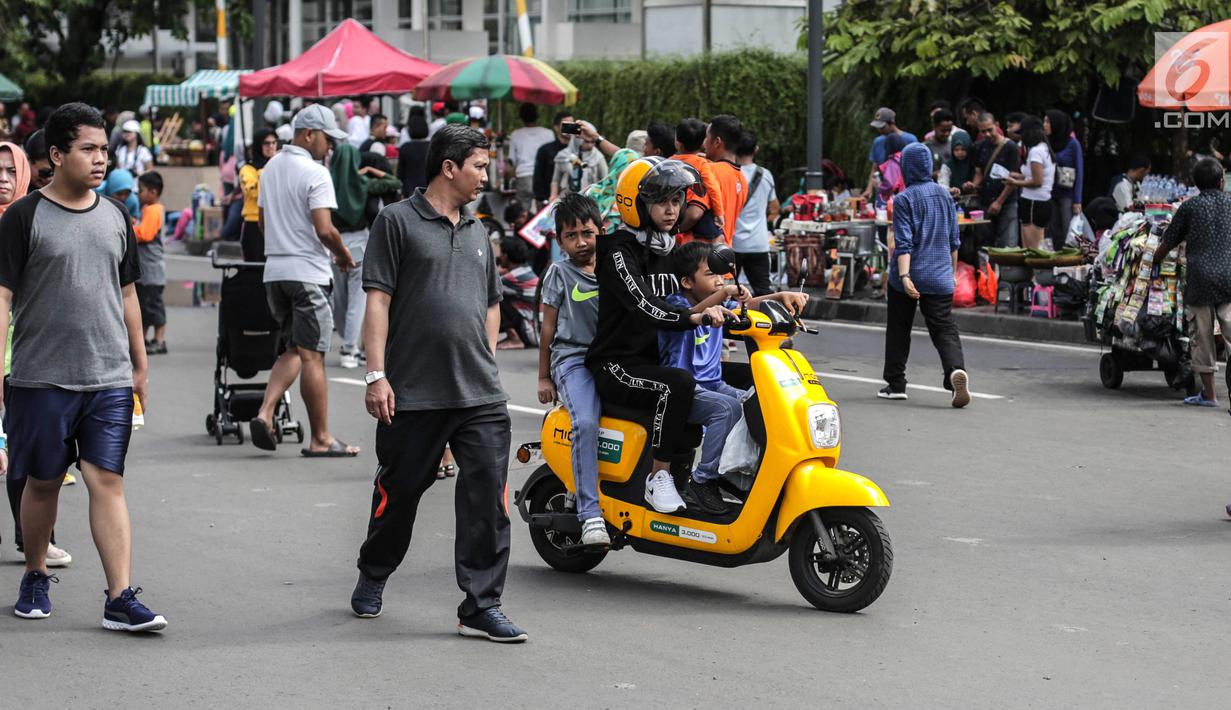 FOTO Sepeda  Motor Listrik  Migo Berkeliaran di  Jalan  Raya  