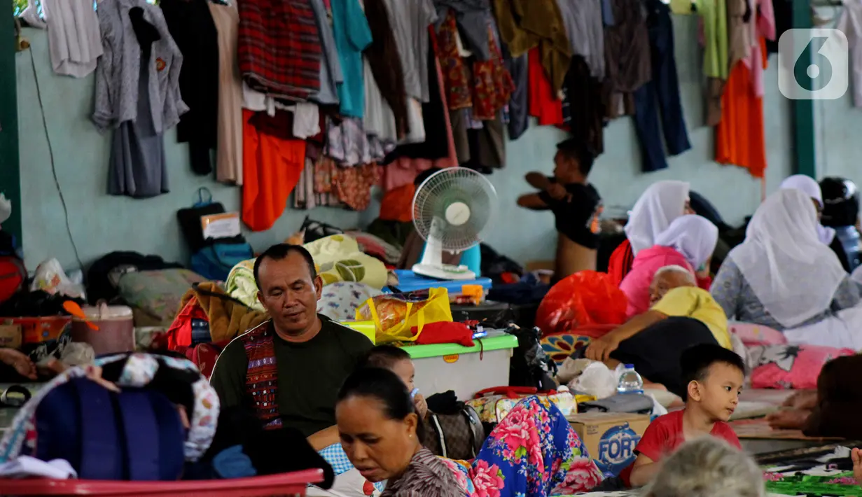 Aktivitas korban banjir di lokasi pengungsian Gor Total Persada, Periuk, Tangerang, Banten, Kamis (6/2/2020). Pengungsi berharap banjir segera surut agar mereka bisa kembali ke rumah masing-masing. (merdeka.com/magang/Muhammad Fayyadh)