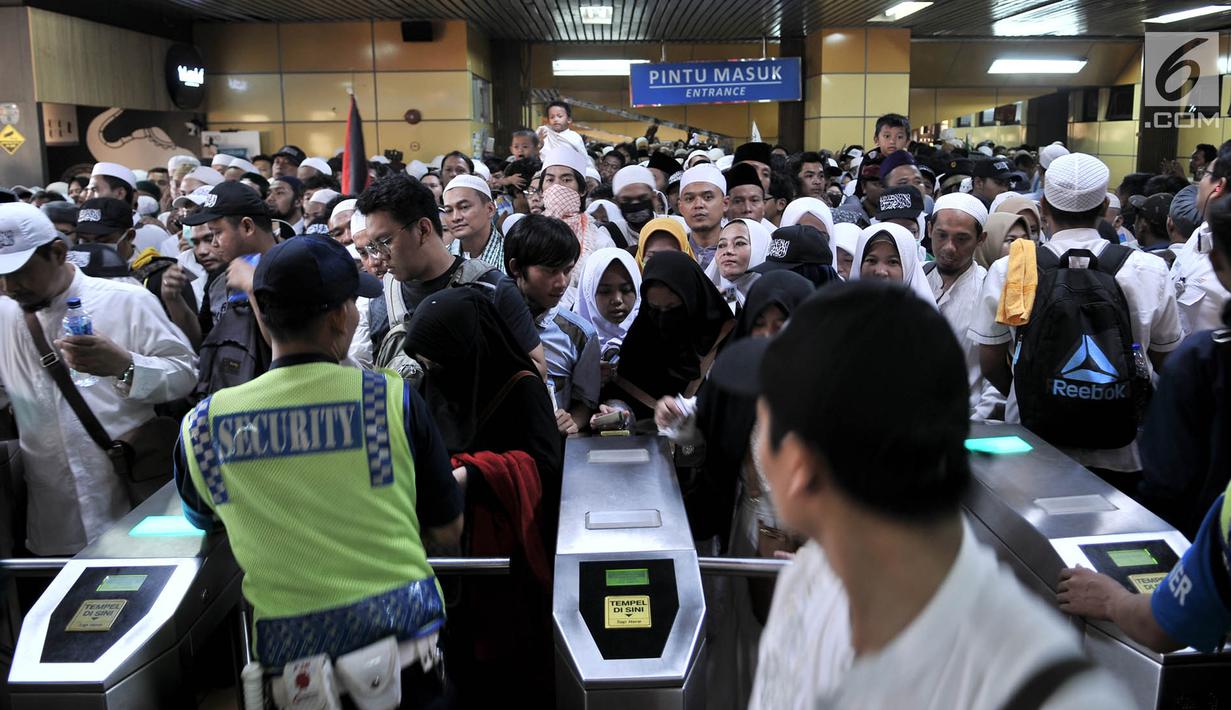 Peserta Reuni 212 berdesakan saat menuju pintu keluar Stasiun Gondangdia, Jakarta, Minggu (2/12). Antrean tersebut terkait acara Reuni 212 yang digelar di Monumen Nasional atau yang populer dengan Monas. (Merdeka.com/Iqbal S. Nugroho)