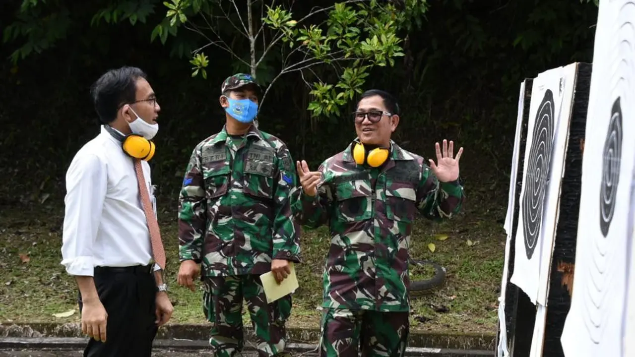 Danlantamal VIII Brigadir Jenderal TNI (Mar) Donar Philip Rompas berbincang-bincang dengan Kepala Kantor Perwakilan BI Sulut Arbonas Hutabarat.