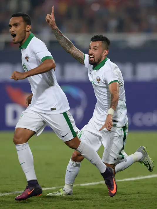 Gelandang timnas Indonesia, Stefano Lilipaly melakukan selebrasi usai menjebol gawang Vietnam pada leg kedua semifinal Piala AFF 2016 di Stadion Nasional My Dinh, Hanoi, Rabu (7/12). (HOANG DINH NAM/AFP)