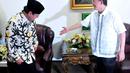 Ketua PPP versi Muktamar Jakarta, Djan Faridz disambut Suryadharma Ali   saat mengunjungi kantor DPP, Minggu (02/11/14) (Liputan6.com/Johan Tallo)
