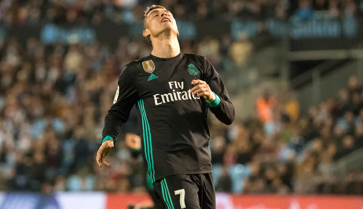 Pemain Real Madrid, Cristiano Ronaldo bereaksi saat melawat ke markas Celta Vigo pada pertandingan pekan ke-18 La Liga di Estadio de Balaidos, Minggu (7/1). Real Madrid ditahan imbang 2-2 saat berkunjung ke markas Celta Vigo (AP/Lalo R. Villar)