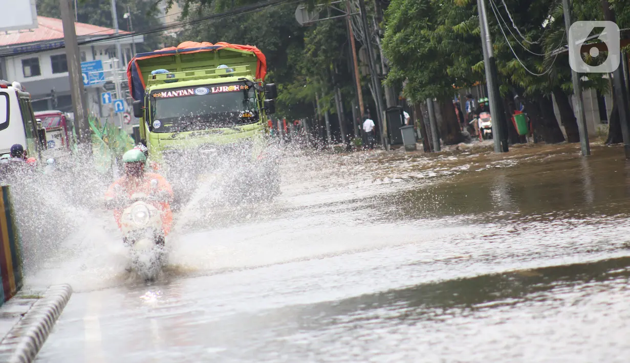 Sejumlah pengendara nekat menerobos genangan banjir di Jalan dr Sutomo, Pasar Baru, Jakarta, Selasa (25/2/2020). Hujan yang mengguyur Jakarta sejak Senin (24/2) malam membuat sejumlah kali meluap dan menyebabkan banjir. (Liputan6.com/Helmi Fithriansyah)