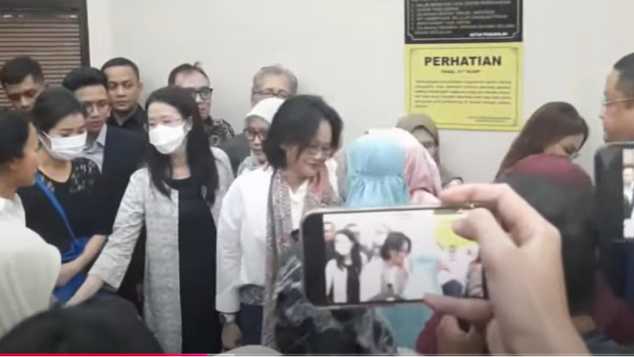 VIDEO: EMOSI! Emak-Emak Pendukung Tom Lembong Ngamuk di Sidang Usai Hakim Tolak Praperadilan