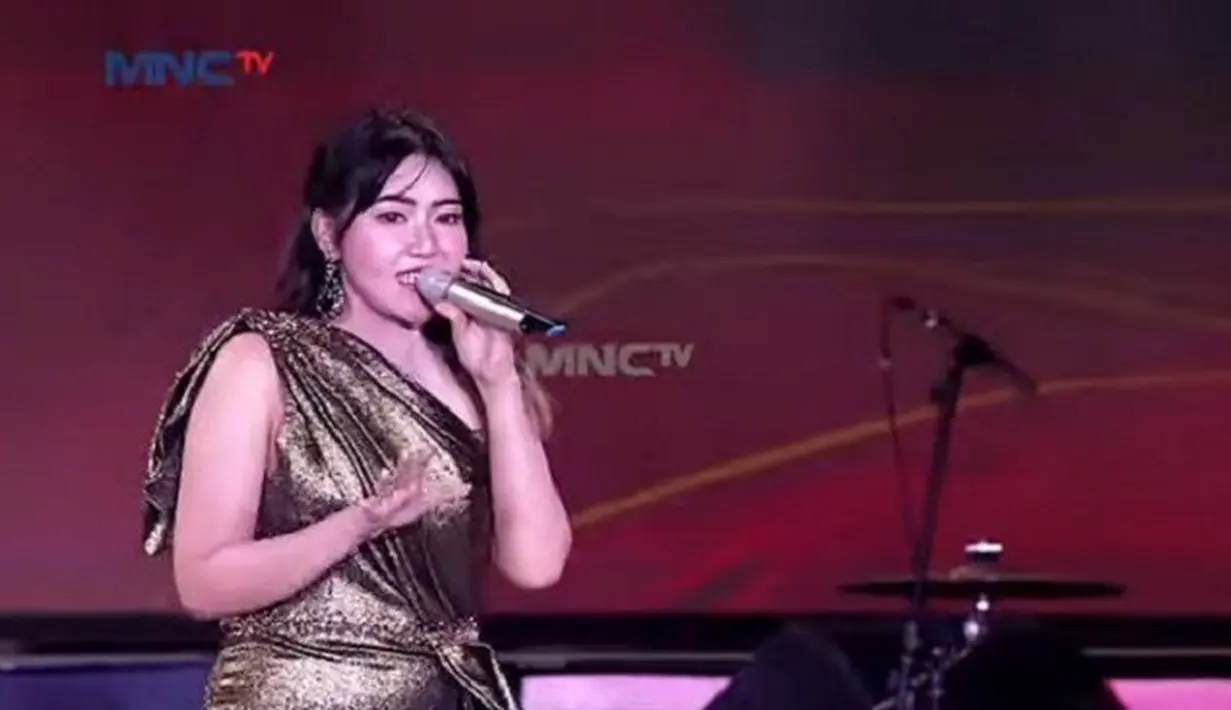 <p>Akan tetapi netizen tidak fokus dengan lagu yang dibawakan Via Vallen, mereka lebih fokus dengan badan Via yang tampak sedikit beda. (Foto: YouTube: MNCTV Official)</p>