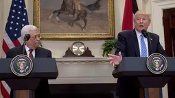 Presiden Palestina, Mahmoud Abbas menyimak Presiden AS, Donald Trump memberikan ketarangan saat melakukan pertemuan di Gedung Putih, Washington, AS (3/5). (AFP Photo/Nichola Kamm)
