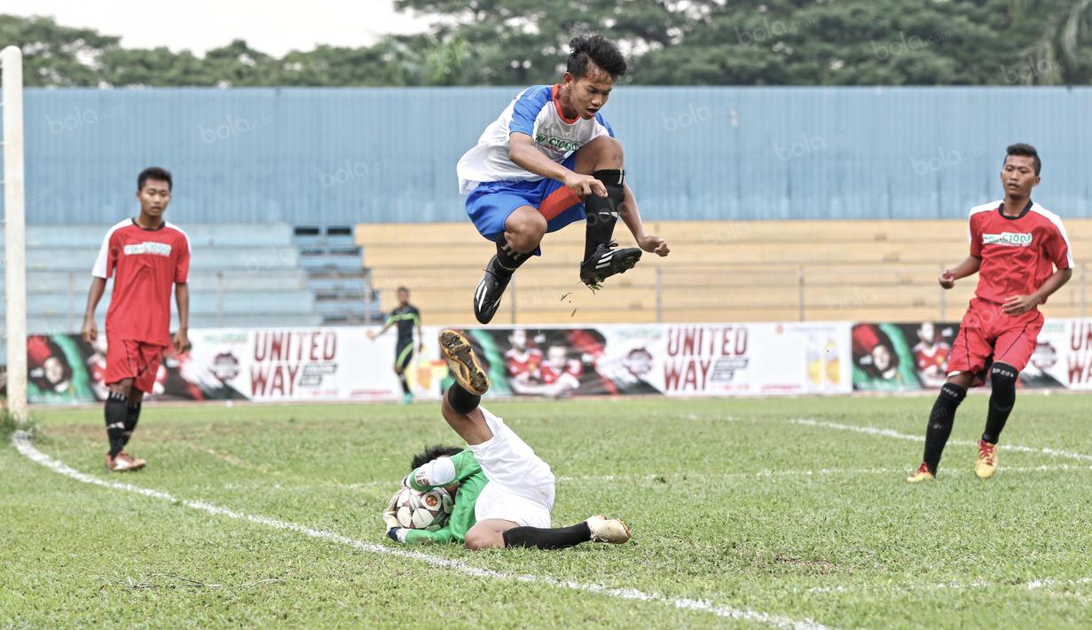 Aksi kiper Dream Team A saat mengamankan bola dari lawan pada ajang United Way Coaching Clinic bersama You C1000 di Stadion Soemantri Brojonegoro, Jakarta, Sabtu (7/5/2016). (Bola.com/Nicklas Hanoatubun)