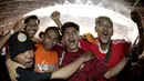 Suporter Persija Jakarta merayakan gelar juara Liga 1 di SUGBK, Jakarta, Minggu (09/12). Persija menang 2-1 atas Mitra Kukar. (Bola.com/M Iqbal Ichsan)