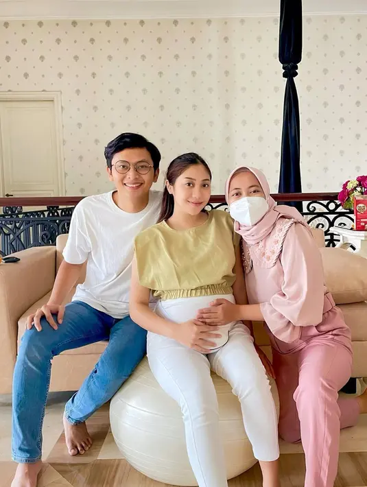 Ini adalah potret Galih Baghaskara dampingi Winona Willy saat olahraga kehamilan. Selain Nona Willy, Galih tentunya juga merasa deg-degan karena sebentar lagi anak pertamanya akan lahir. Pasangan yang menikah pada November 2021 ini kompak untuk menjalani olahraga kehamilan demi kelancaran persalinan. (Liputan6.com/IG/@nonawilly16)