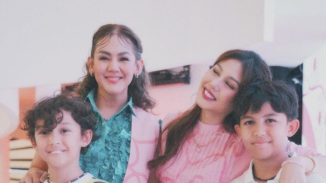 Dalam unggahan di akun Instagramnya, Sissy mengungkapkan bahwa ia diminta secara personal oleh Adinia Wirasti untuk menjadi model bagi karya kolaborasinya.<br><br>