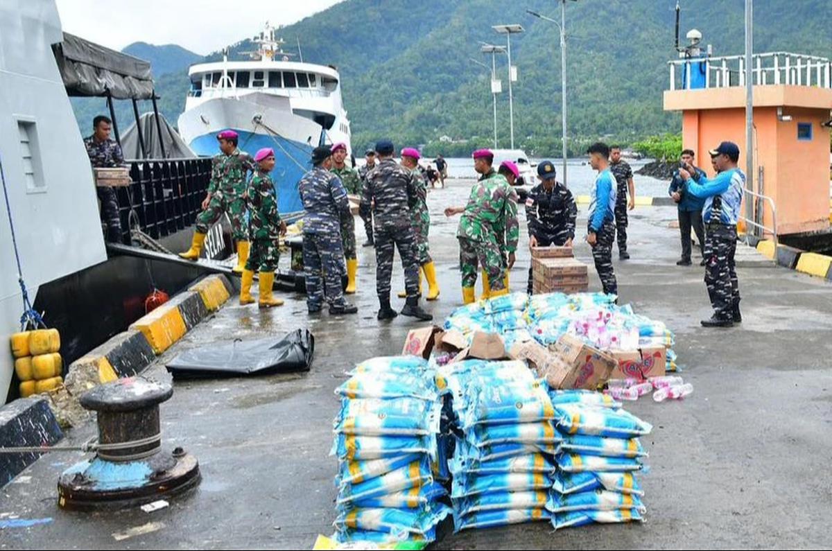 FOTO: TNI AL Salurkan Bantuan Logistik Pascabencana di Kepulauan Sitaro