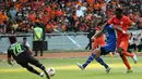 Pemain belakang Persib Bandung, Vladimir Vujovic (tengah), menahan laju serangan Edi Foday Boakay (Persija Jakarta) saat berlaga di Stadion GBK, (10/8/2014). (Liputan6.com/Helmi Fithriansyah)