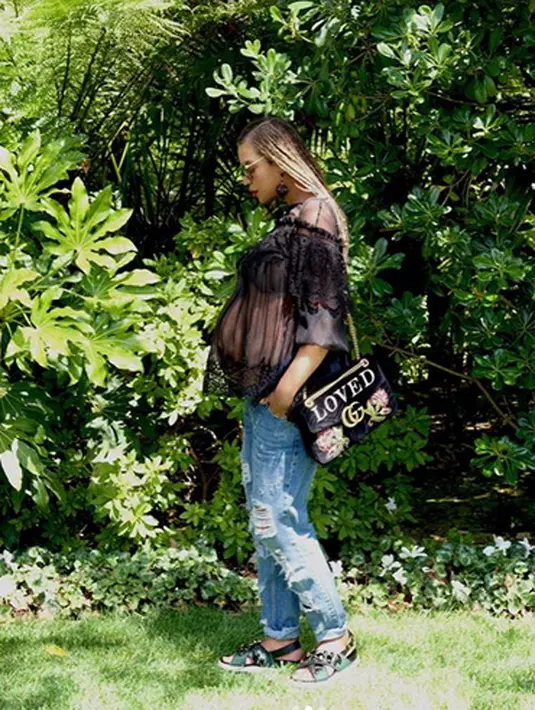 Belum lama, Beyonce disiarkan telah melakukan suntik pada bagian bibirnya di saat kehamilannya ini. Hanya sekedar rumor, ternyata dalam foto itu Beyonce menggunakan lipstick berwarna matte yang membuat bibirnya tampak lebih seksi. (Instagram/Beyonce)