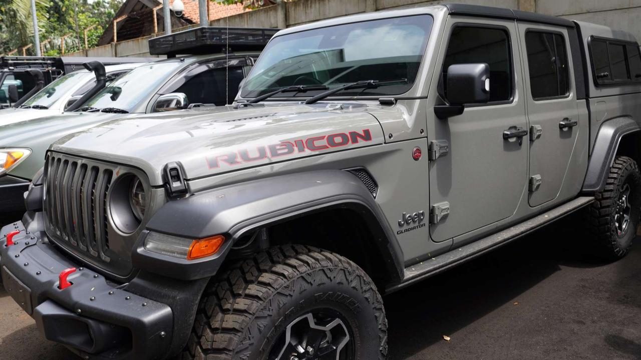 FOTO: KPK Pindahkan Mobil-Mobil Mewah Ketum Pemuda Pancasila Japto Soerjosoemarno ke Rupbasan, Ini Penampakannya!