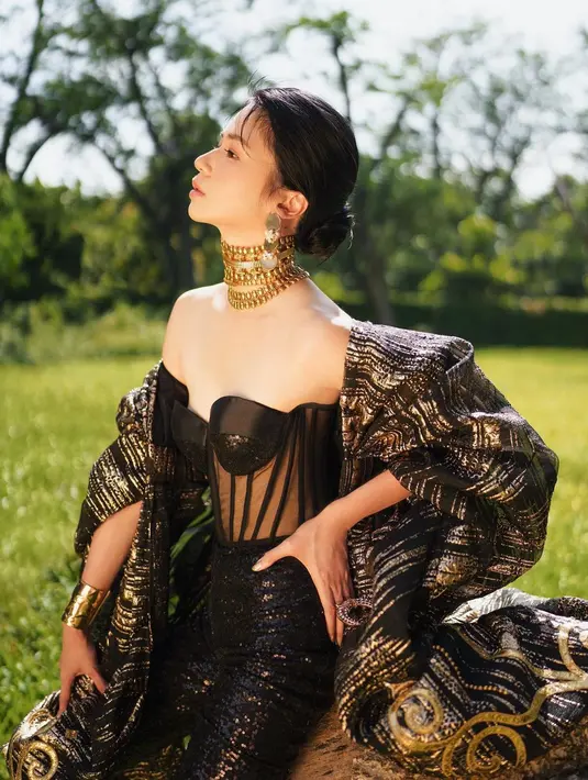 Dipadukan dengan sequined high-waist pants yang dikombinasikan dengan statement outerwear. [cr: @winstongomez].