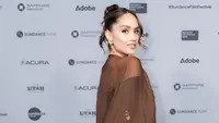 Cinta Laura di Sundance Film Festival dengan tampilan memerlihatkan identitas Indonesia. [@armanfebryan]