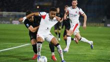 Pemain AC Milan, Christopher Nkunku, berebut bola dengan pemain Pisa, Simone Canestrelli, dalam laga lanjutan Serie A Liga Italia di Pisa, Sabtu (14/2/2026) dini hari WIB. (Alessandro La Rocca/LaPresse via AP)
