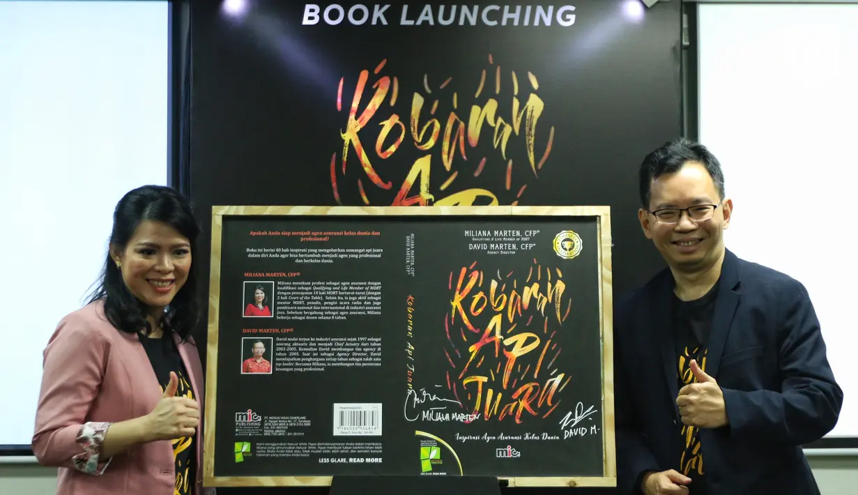 Mentor MDRT Indonesia yang juga penulis buku "Kobaran Api Juara" Miliana Marten dan Direktur Agency yang juga penulis buku "Kobaran Api Juara" David Marten saat peluncuran buku "Kobaran Api Juara" di Jakarta, Rabu (27/2). (Liputan6.com/Johan Tallo)
