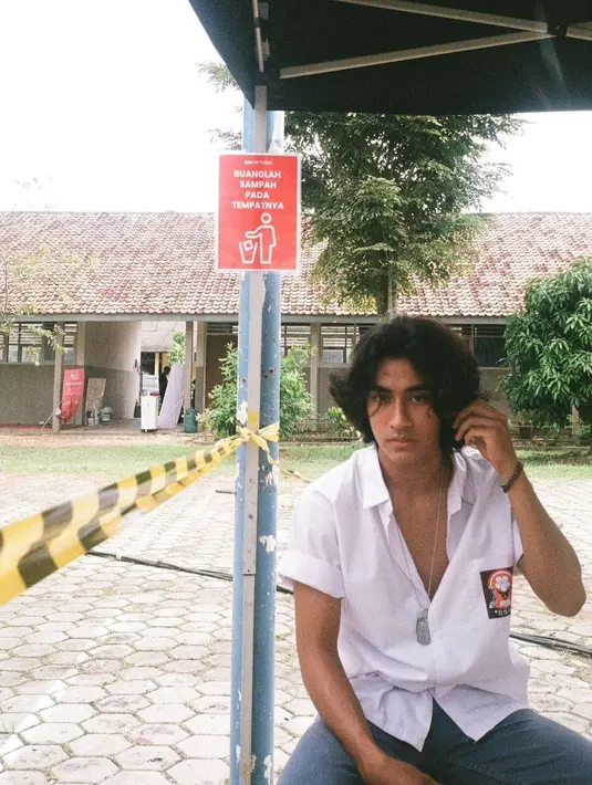 Ia sempat bermain di film Balada Si Roy yang menggunakan setting waktu di masa lalu. Gayanya pun dituntut jadi vintage menyesuaikan zaman. [Instagram @abidzar73]