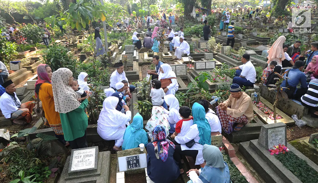 Sejumlah warga melakukan ziarah kubur di TPU Dreded  Bogor (15/6). Hari Raya Idul Fitri 1439 H dimanfaatkan warga untuk melakukan ziarah kubur bagi keluarga dan kerabat yang sudah meninggal. (Merdeka.com/Arie Basuki)