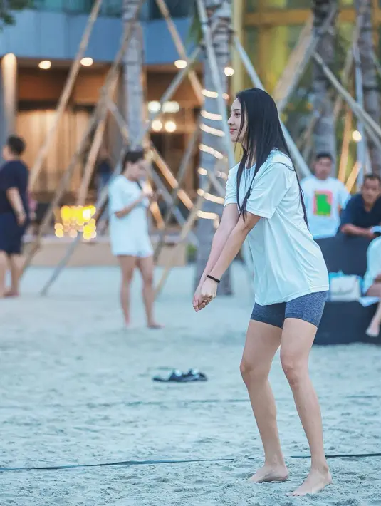 Anya Geraldine mengenakan celana pendek ketat dan kaos oblong. [Instagram/anyageraldine]