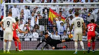 Pemain depan Girona Cristhian Stuani (dua kiri) mencetak gol penalti ke gawang Real Madrid dalam lanjutan La Liga di Stadion Santiago Bernabeu, Madrid, Spanyol, Minggu (17/2). Los Blancos kalah 1-2 dari Girona. (GABRIEL BOUYS/AFP)
